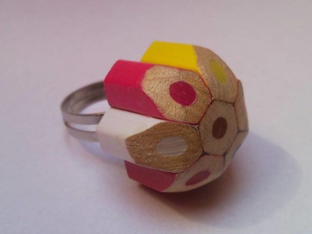 Flower ring with crayons