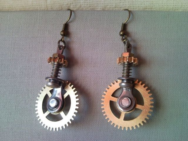 Steampunk pizza cutter earrings with turnable wheels 1.