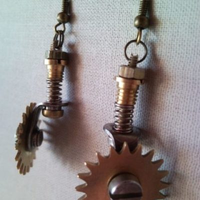 Steampunk pizza cutter earrings with turnable wheels 2.